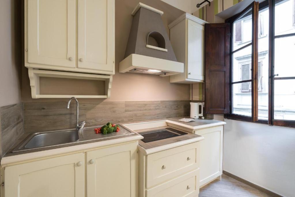 The Hobbit Guelfa Apartment Firenze Bagian luar foto